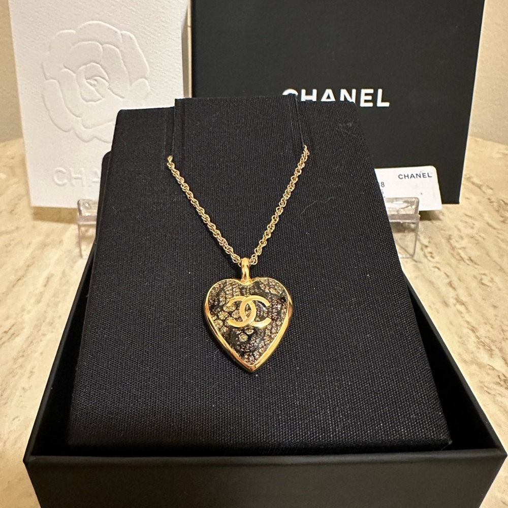 CHANEL Gold Heart CC Pendant Necklace with Textured Inlay - Picture 2 of 5